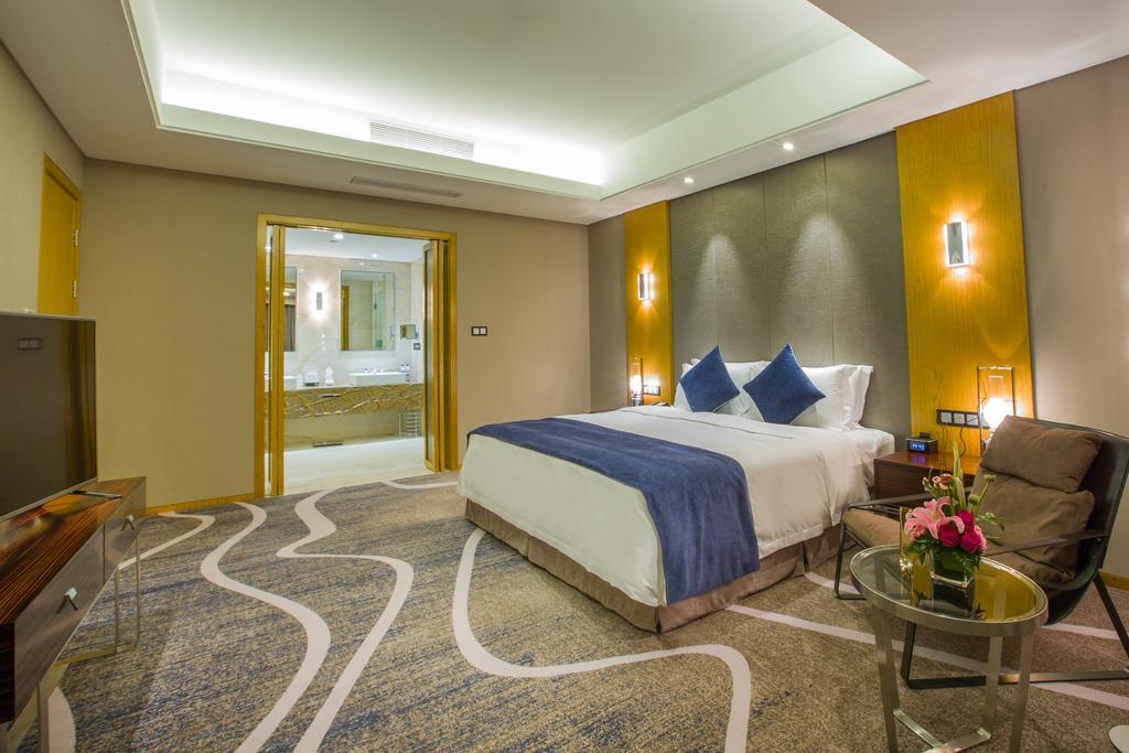 C Plaza Hotel Yuzhong Room photo